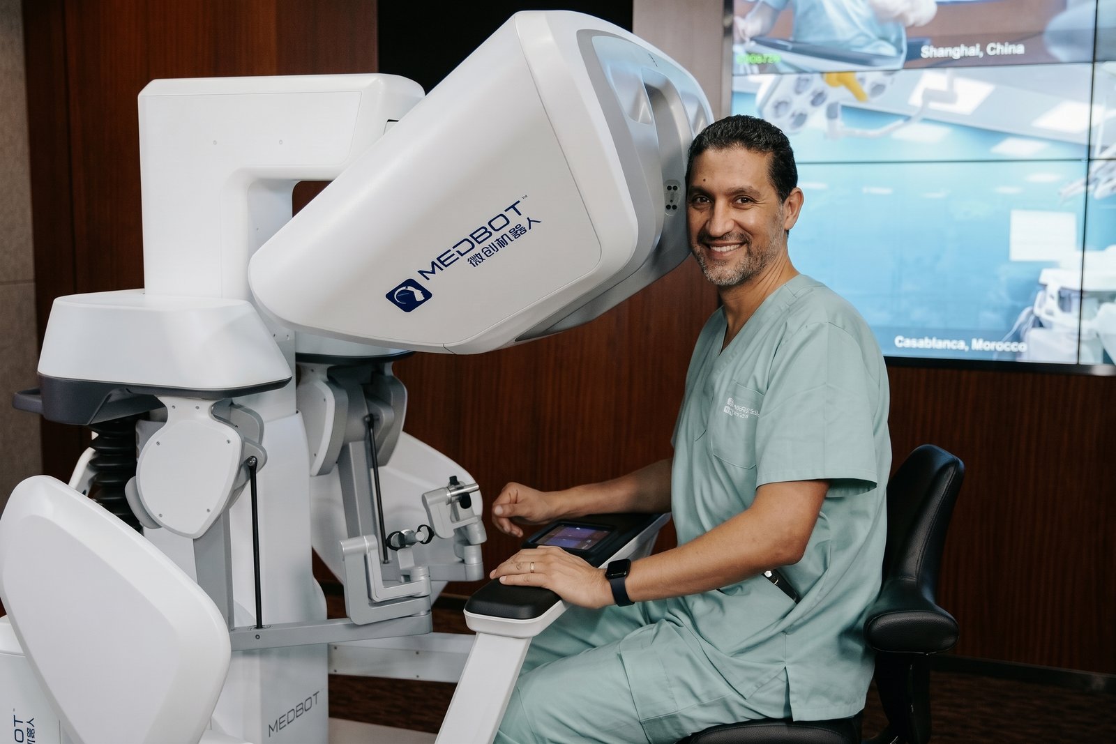 Dr. Youness Ahallal près d'un équipement de chirurgie robotique